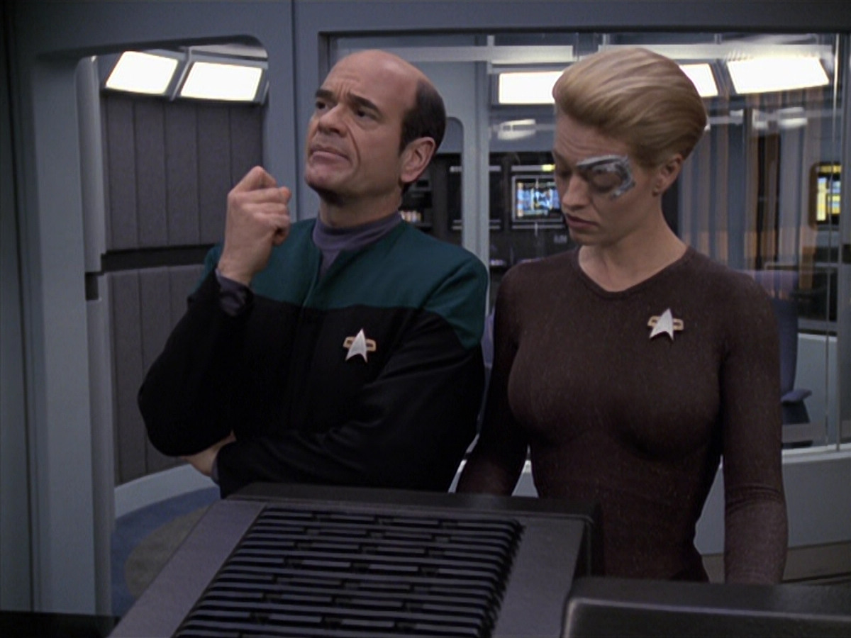 extant_StarTrek_VOY_6x24-LifeLine_00932.jpg
