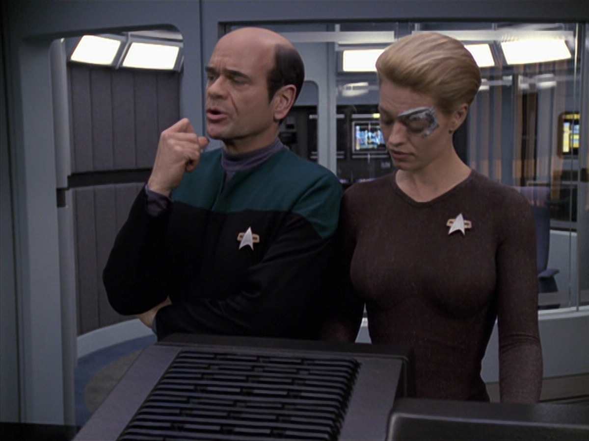 extant_StarTrek_VOY_6x24-LifeLine_00933.jpg