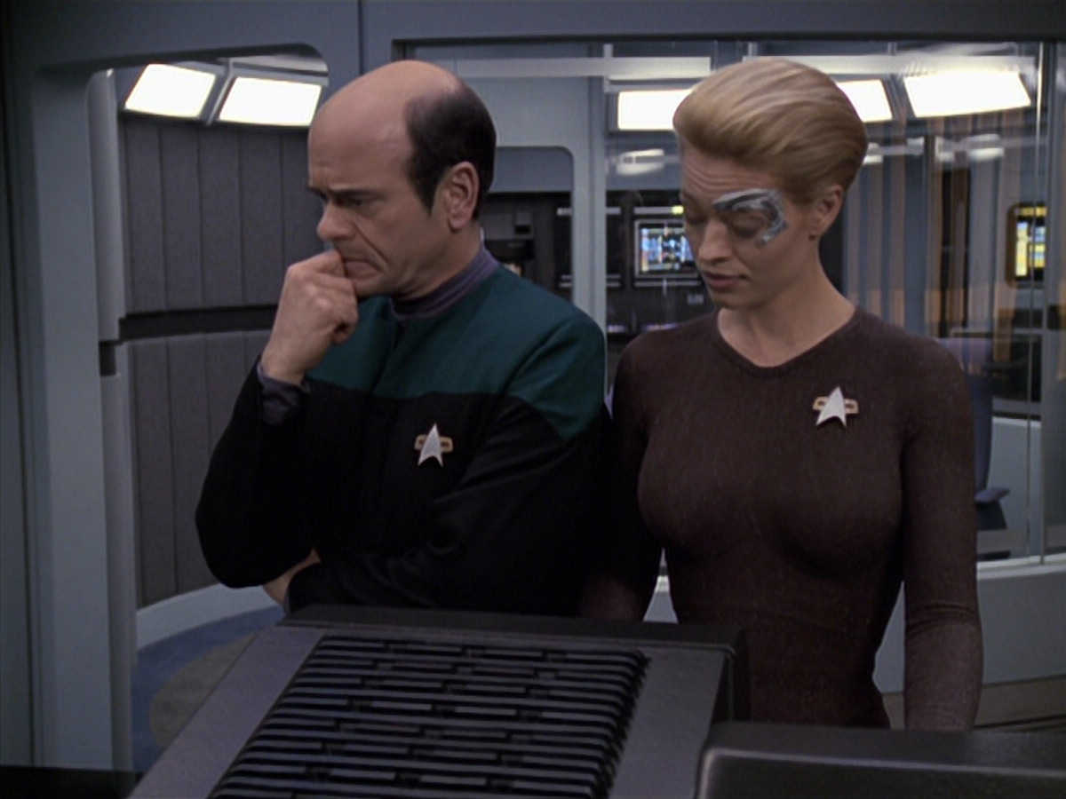 extant_StarTrek_VOY_6x24-LifeLine_00934.jpg