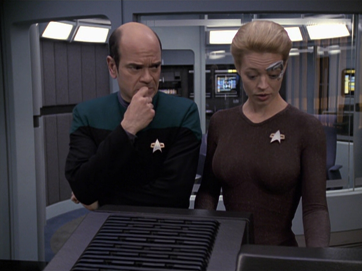 extant_StarTrek_VOY_6x24-LifeLine_00938.jpg