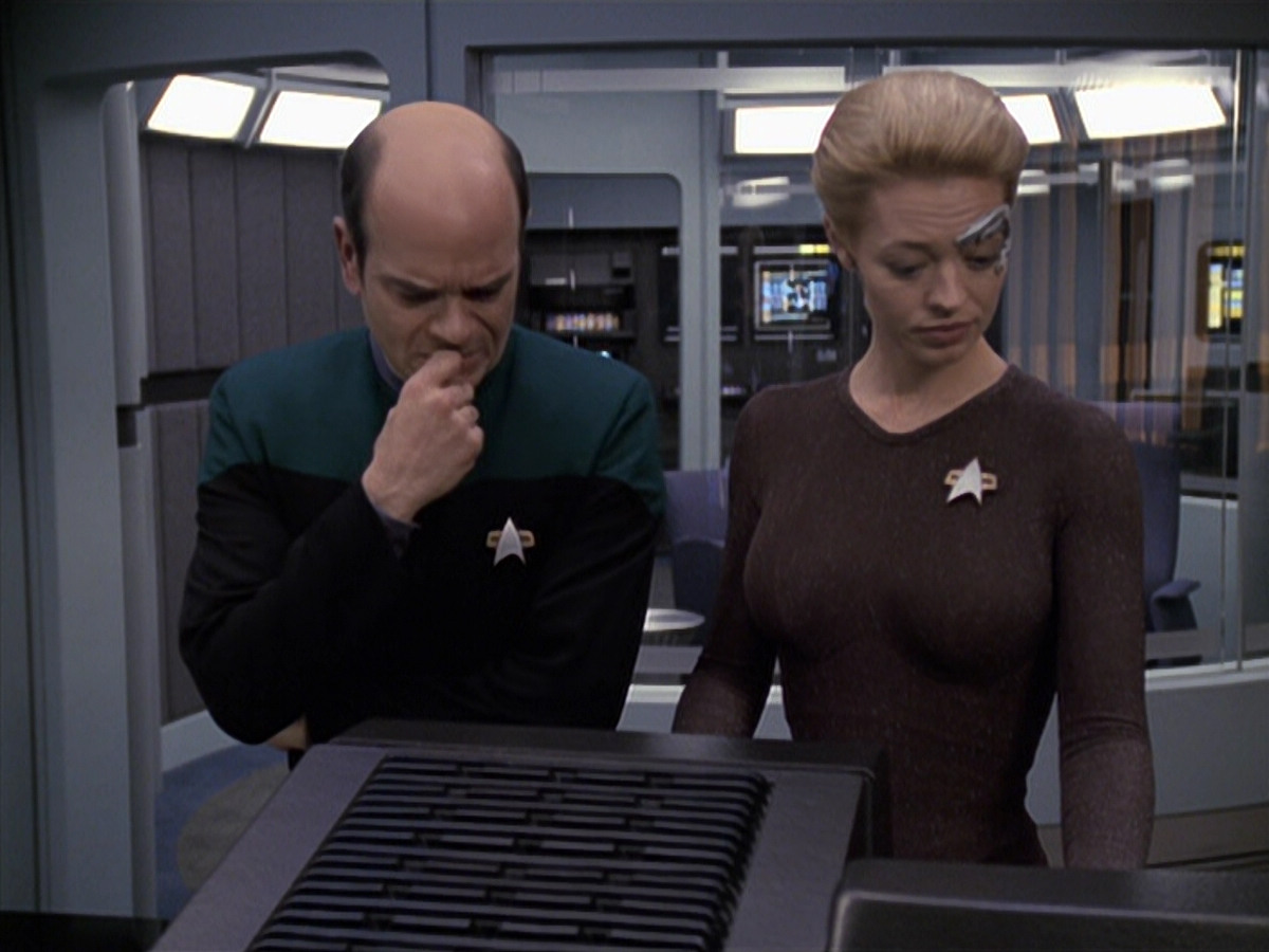 extant_StarTrek_VOY_6x24-LifeLine_00939.jpg