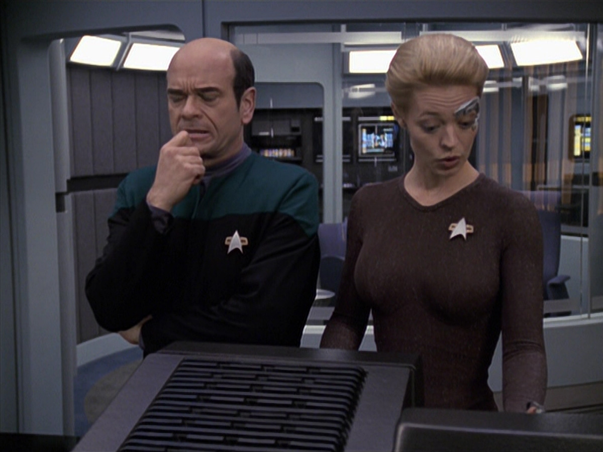 extant_StarTrek_VOY_6x24-LifeLine_00940.jpg
