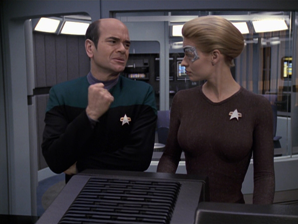 extant_StarTrek_VOY_6x24-LifeLine_00942.jpg
