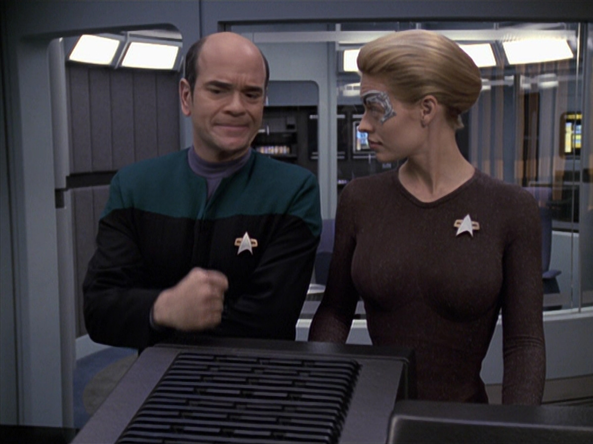 extant_StarTrek_VOY_6x24-LifeLine_00944.jpg