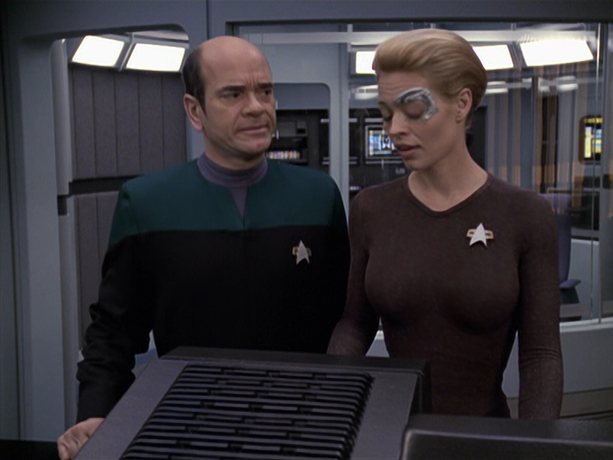 extant_StarTrek_VOY_6x24-LifeLine_00947.jpg