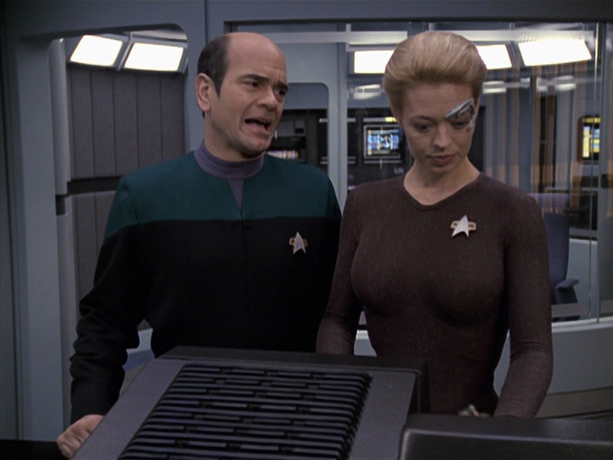 extant_StarTrek_VOY_6x24-LifeLine_00950.jpg