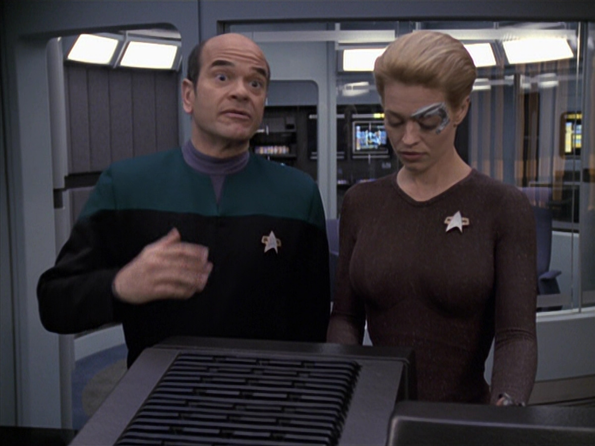 extant_StarTrek_VOY_6x24-LifeLine_00954.jpg