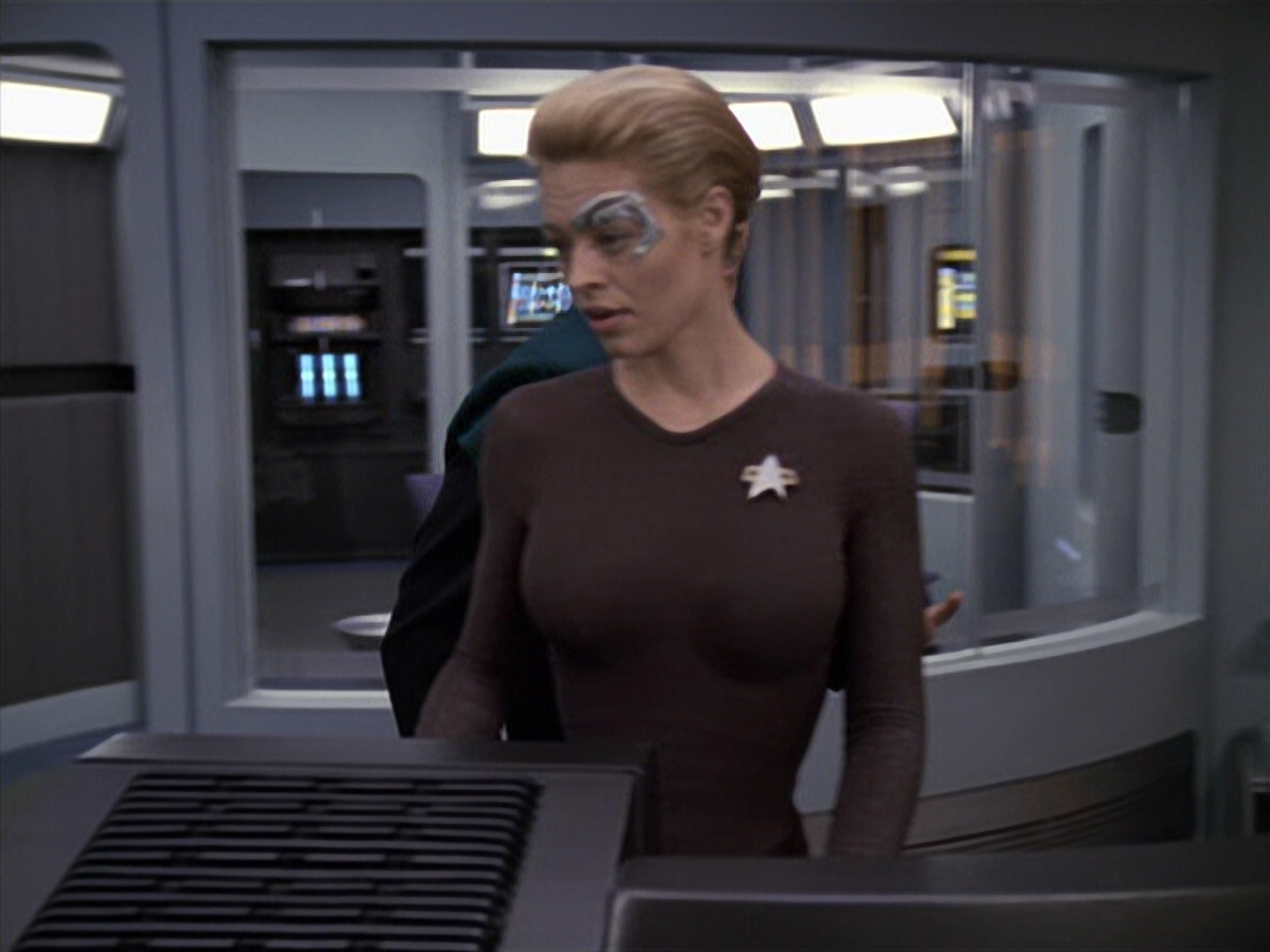 extant_StarTrek_VOY_6x24-LifeLine_00966.jpg
