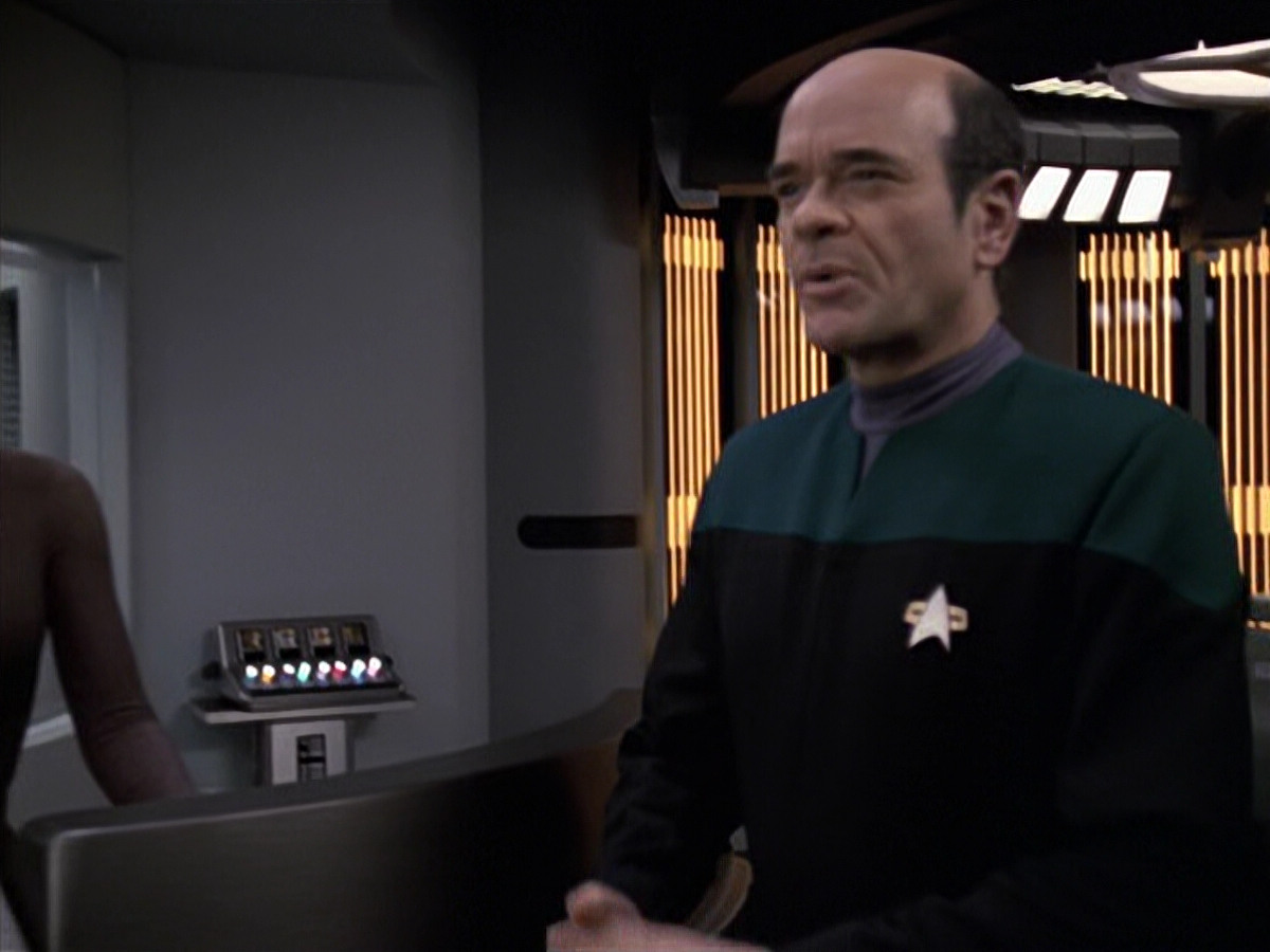 extant_StarTrek_VOY_6x24-LifeLine_00971.jpg
