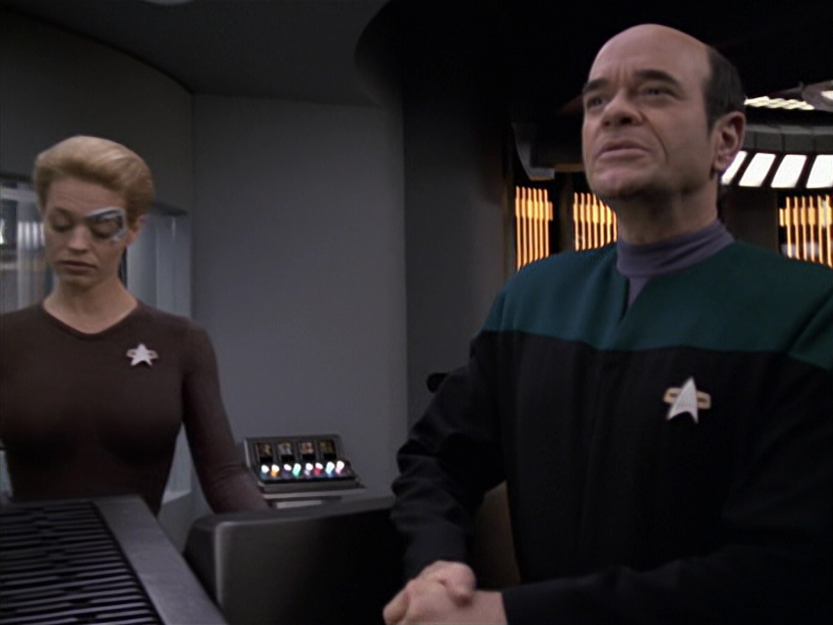 extant_StarTrek_VOY_6x24-LifeLine_00972.jpg