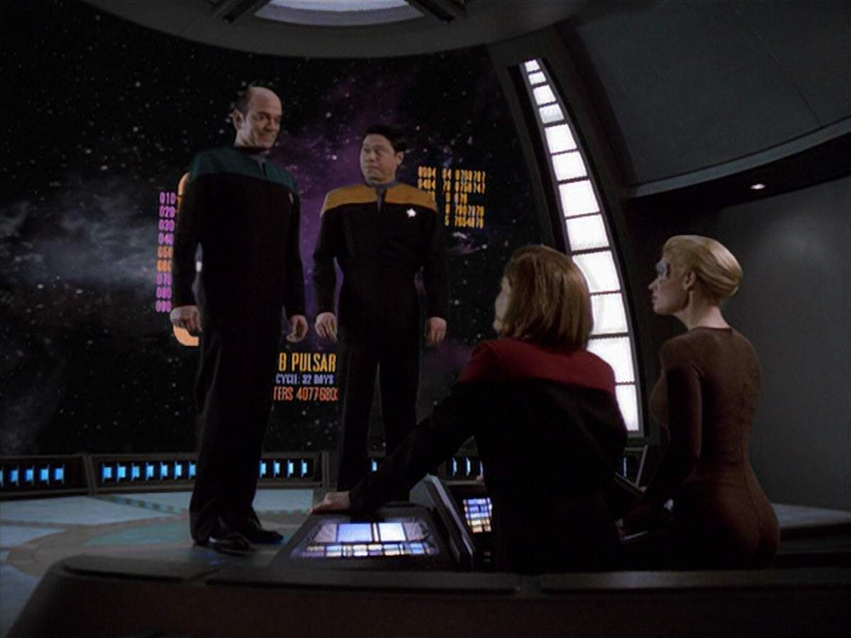 extant_StarTrek_VOY_6x24-LifeLine_00988.jpg
