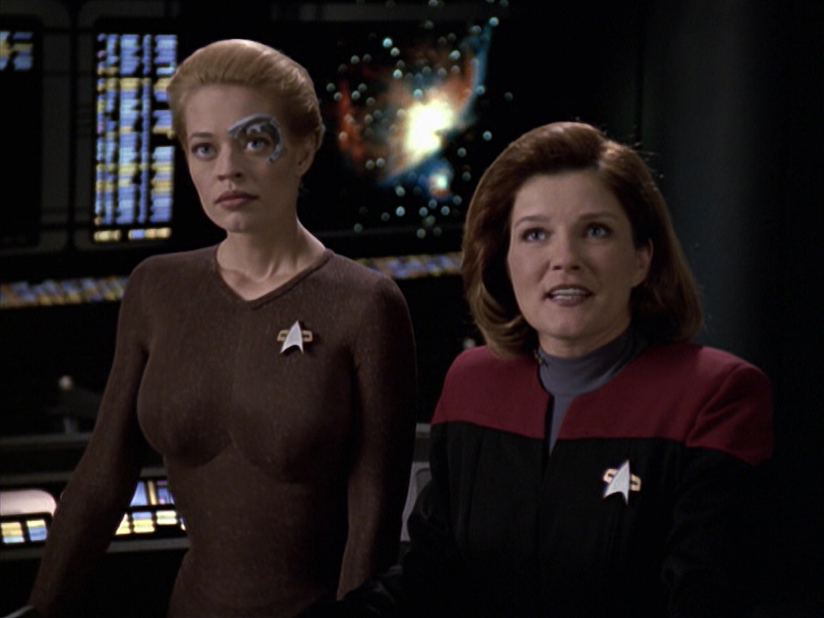 extant_StarTrek_VOY_6x24-LifeLine_00990.jpg