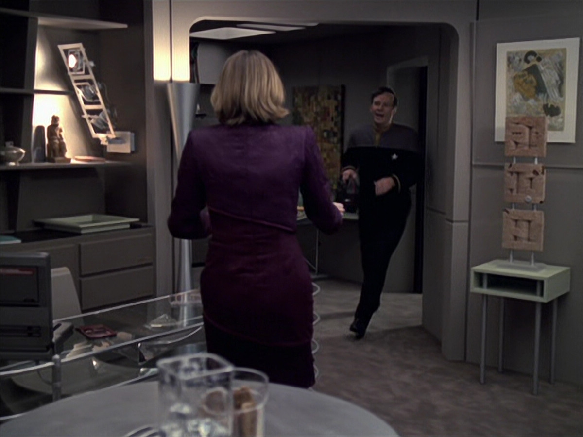 extant_StarTrek_VOY_6x24-LifeLine_01036.jpg