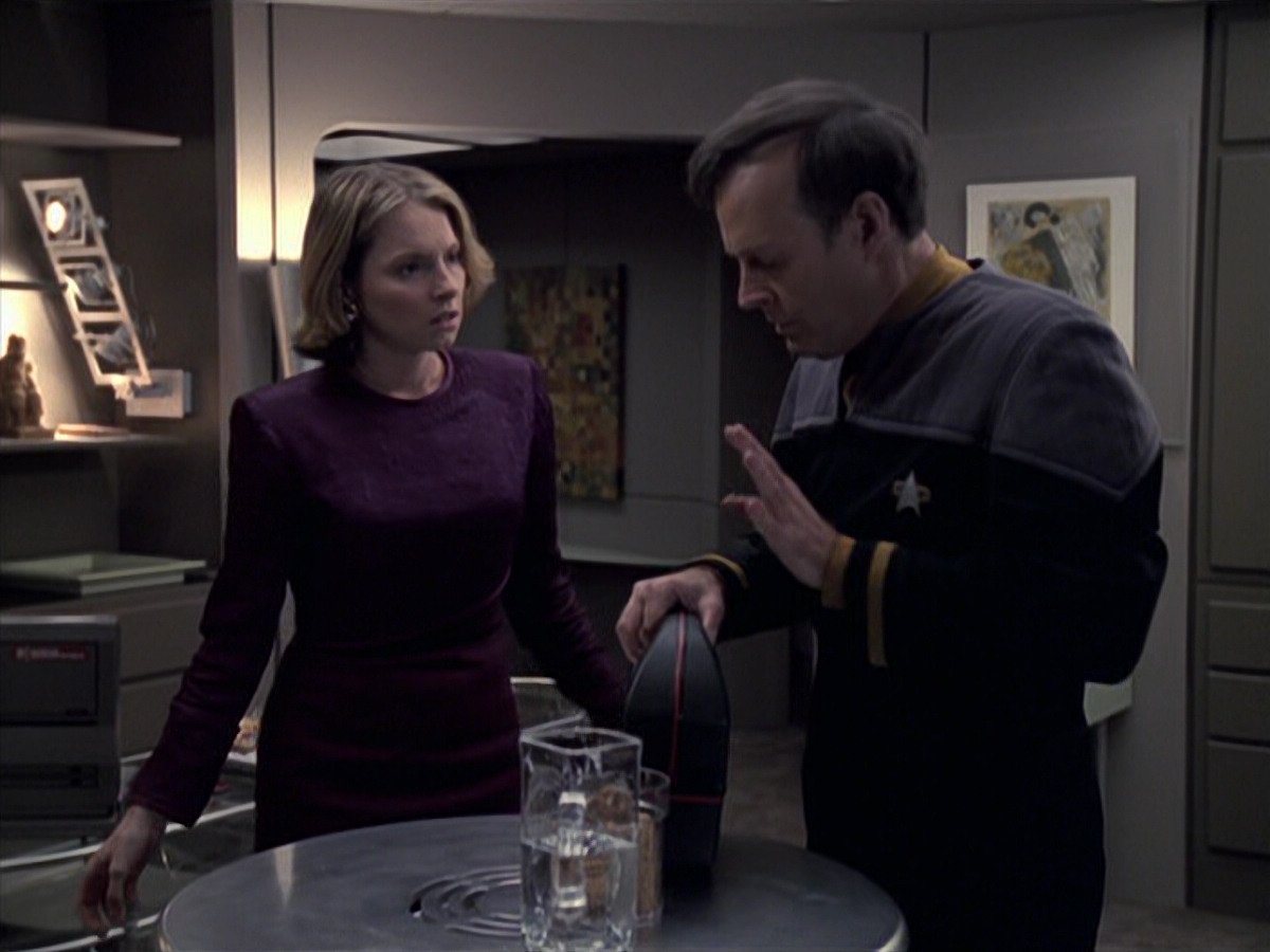 extant_StarTrek_VOY_6x24-LifeLine_01041.jpg
