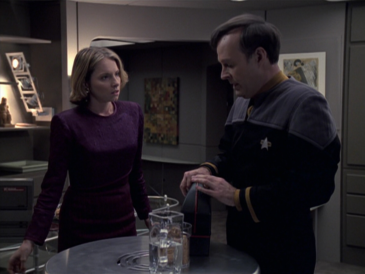 extant_StarTrek_VOY_6x24-LifeLine_01042.jpg