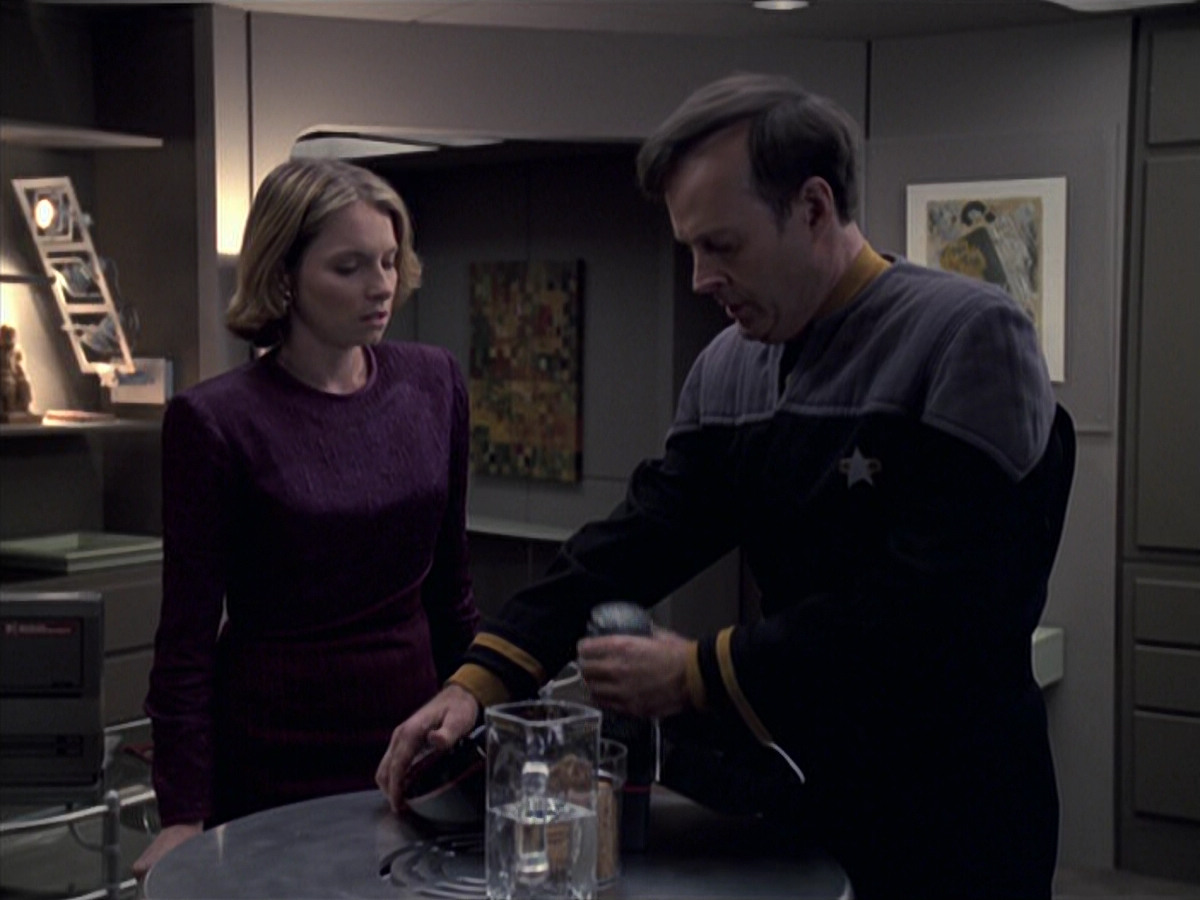 extant_StarTrek_VOY_6x24-LifeLine_01048.jpg