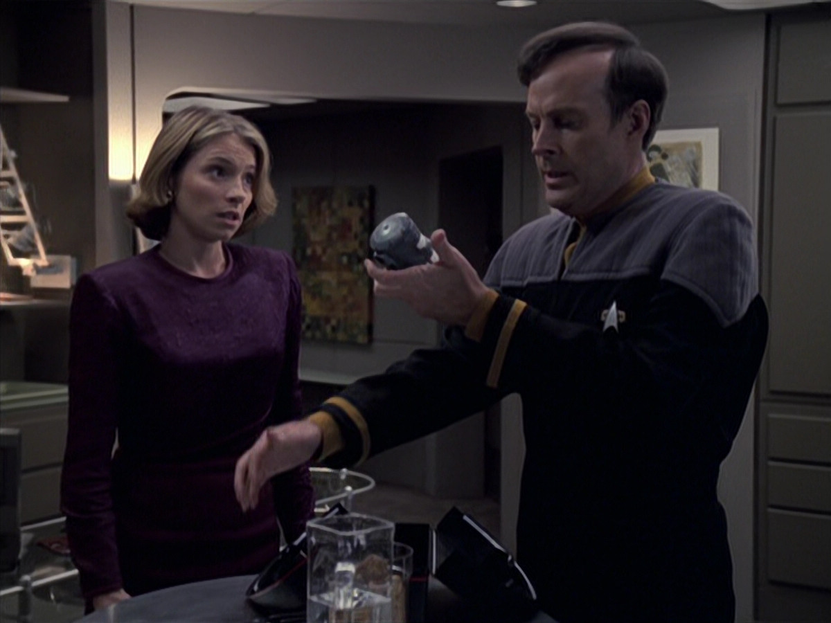 extant_StarTrek_VOY_6x24-LifeLine_01050.jpg