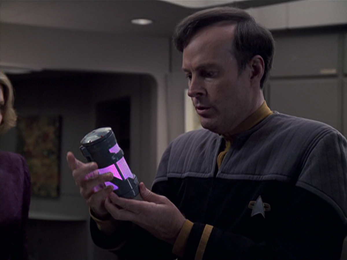 extant_StarTrek_VOY_6x24-LifeLine_01058.jpg