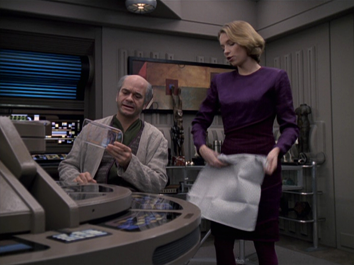 extant_StarTrek_VOY_6x24-LifeLine_01078.jpg