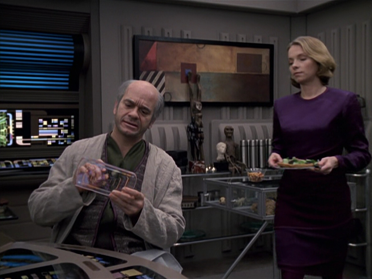 extant_StarTrek_VOY_6x24-LifeLine_01087.jpg