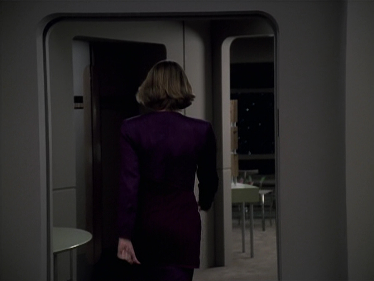 extant_StarTrek_VOY_6x24-LifeLine_01121.jpg