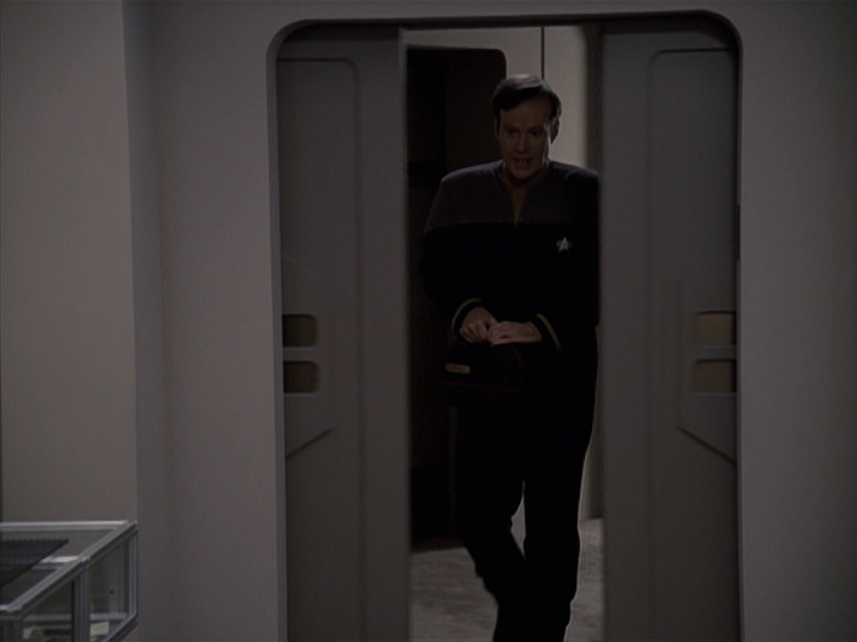 extant_StarTrek_VOY_6x24-LifeLine_01128.jpg