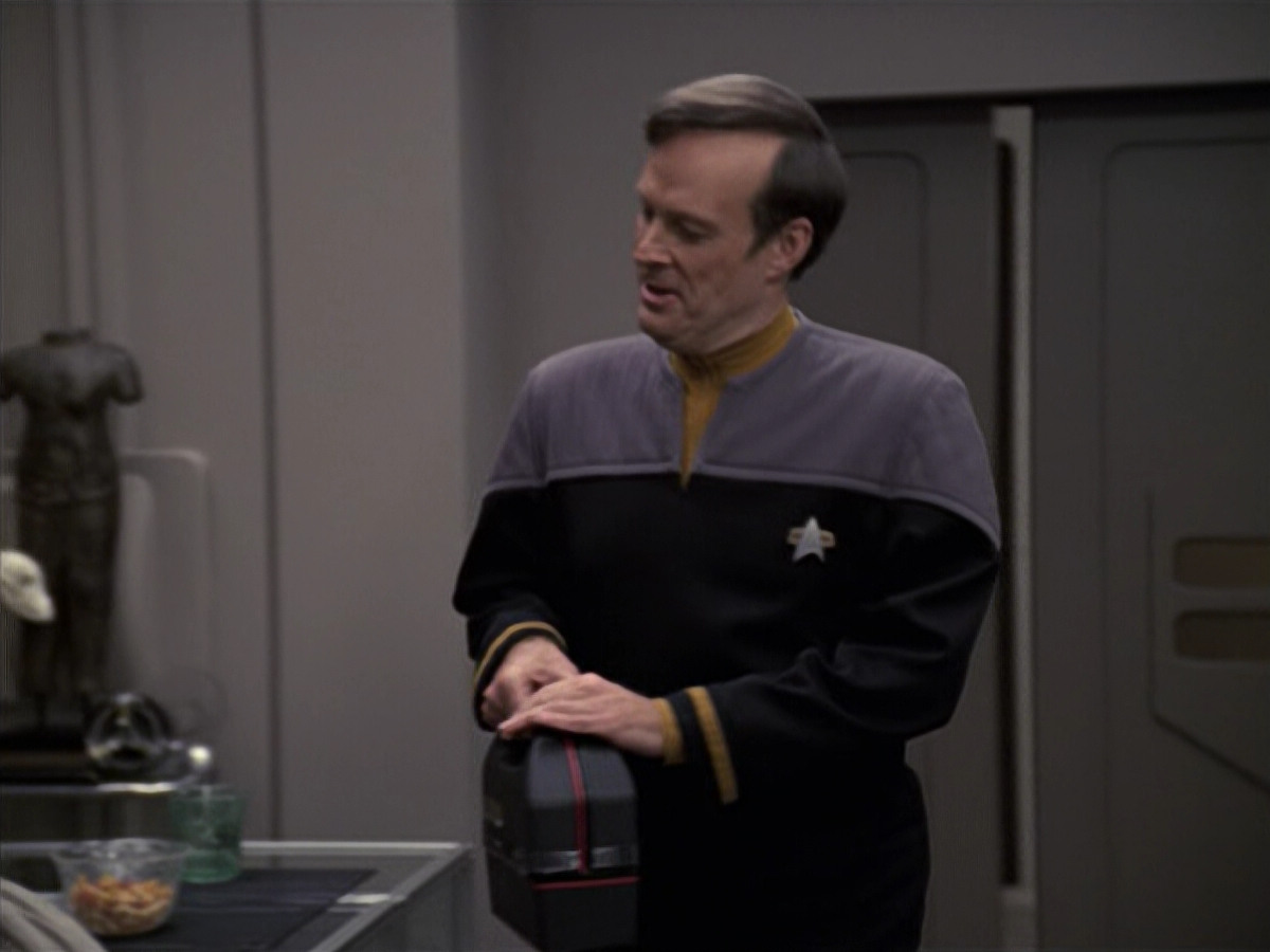 extant_StarTrek_VOY_6x24-LifeLine_01131.jpg