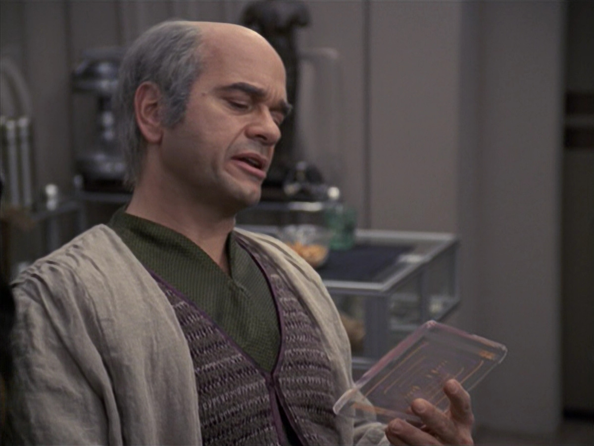 extant_StarTrek_VOY_6x24-LifeLine_01134.jpg