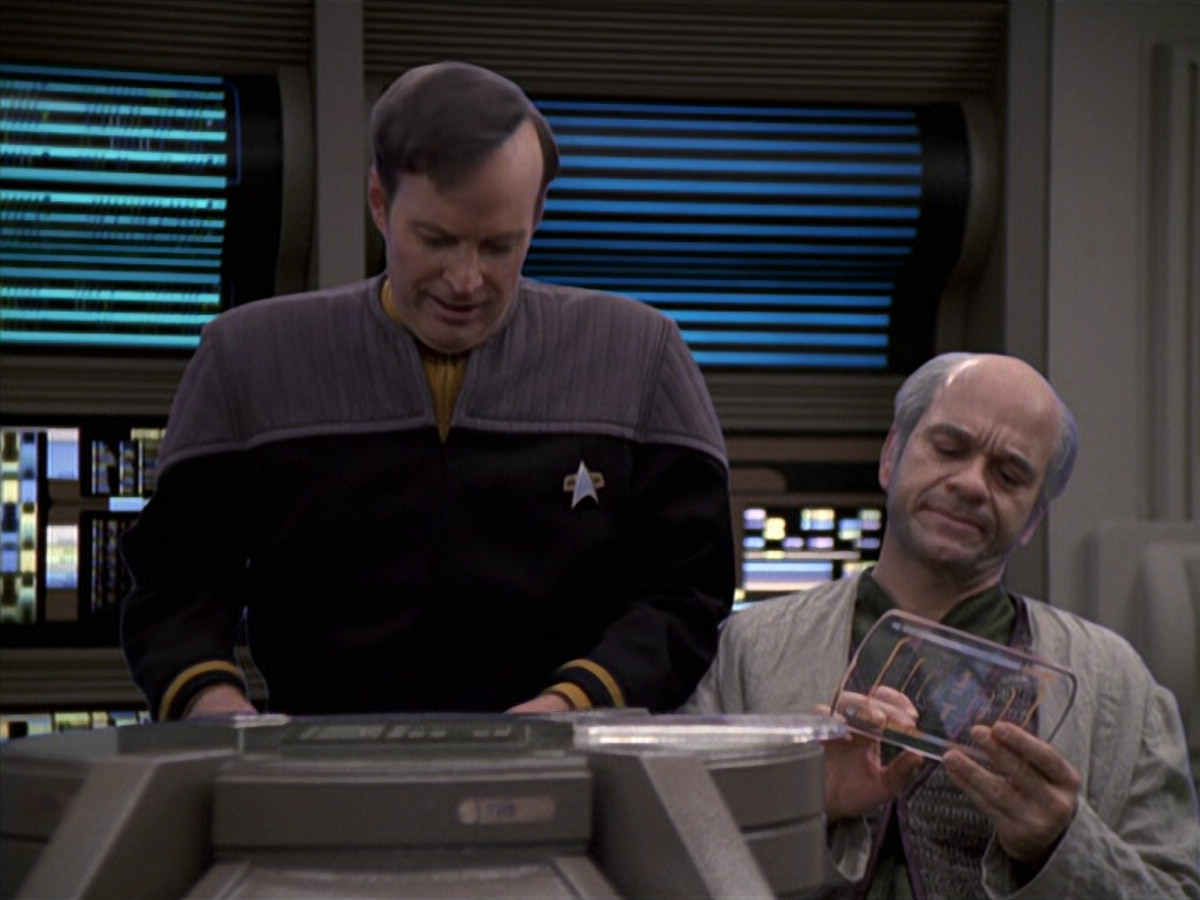 extant_StarTrek_VOY_6x24-LifeLine_01136.jpg