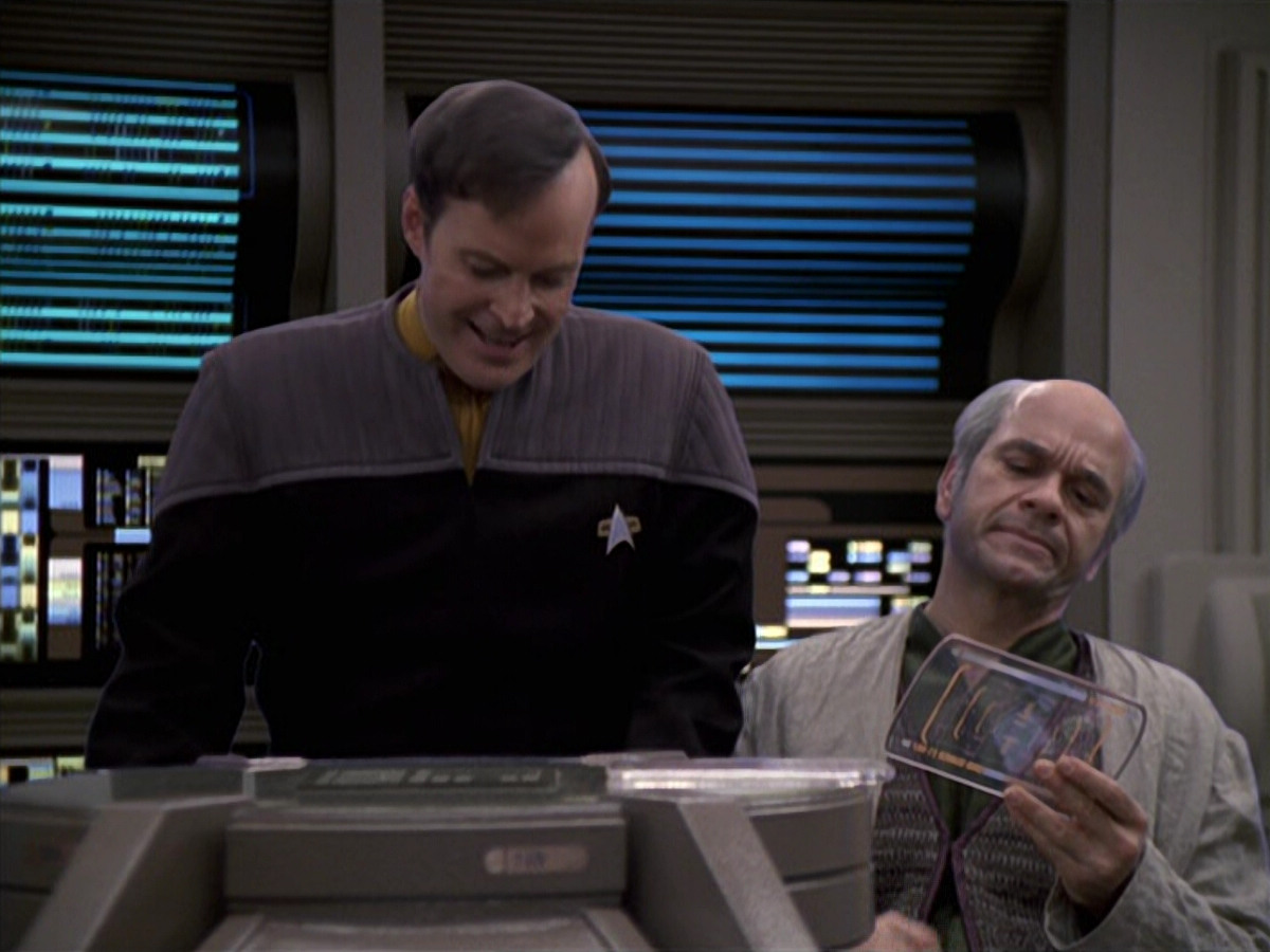 extant_StarTrek_VOY_6x24-LifeLine_01137.jpg
