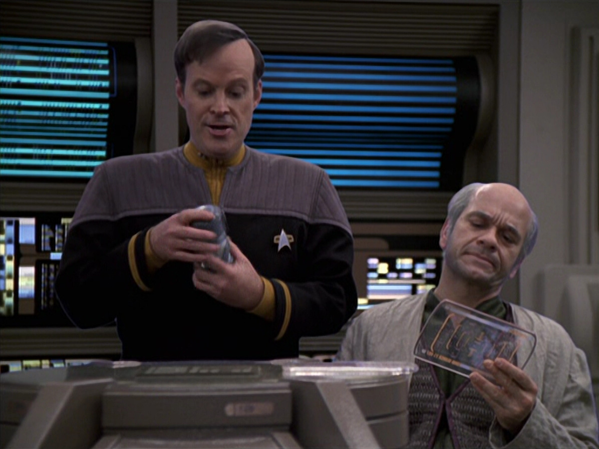 extant_StarTrek_VOY_6x24-LifeLine_01139.jpg