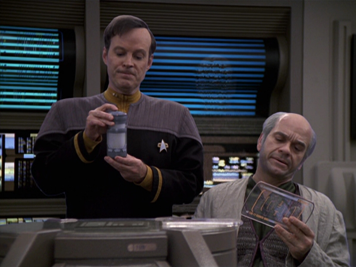 extant_StarTrek_VOY_6x24-LifeLine_01143.jpg