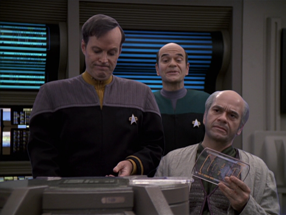 extant_StarTrek_VOY_6x24-LifeLine_01145.jpg