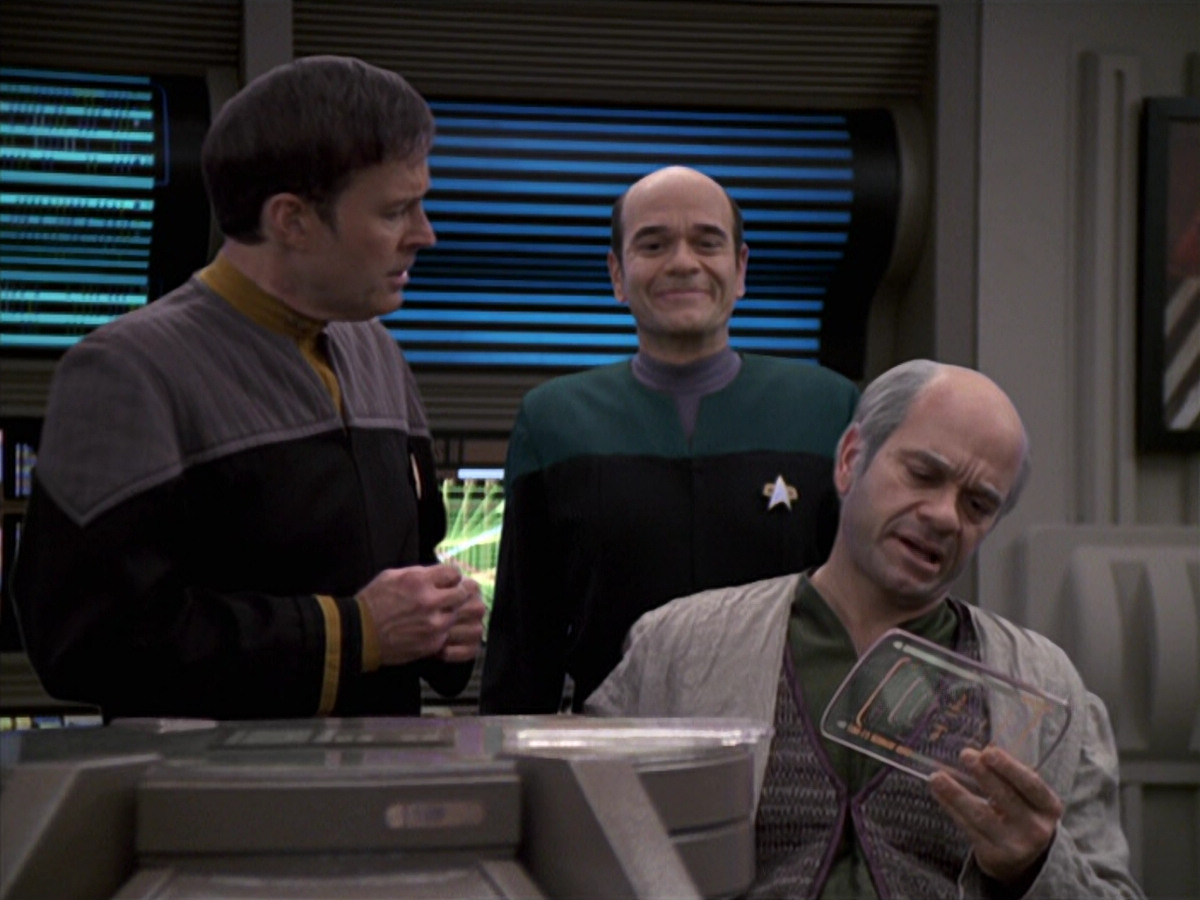 extant_StarTrek_VOY_6x24-LifeLine_01170.jpg