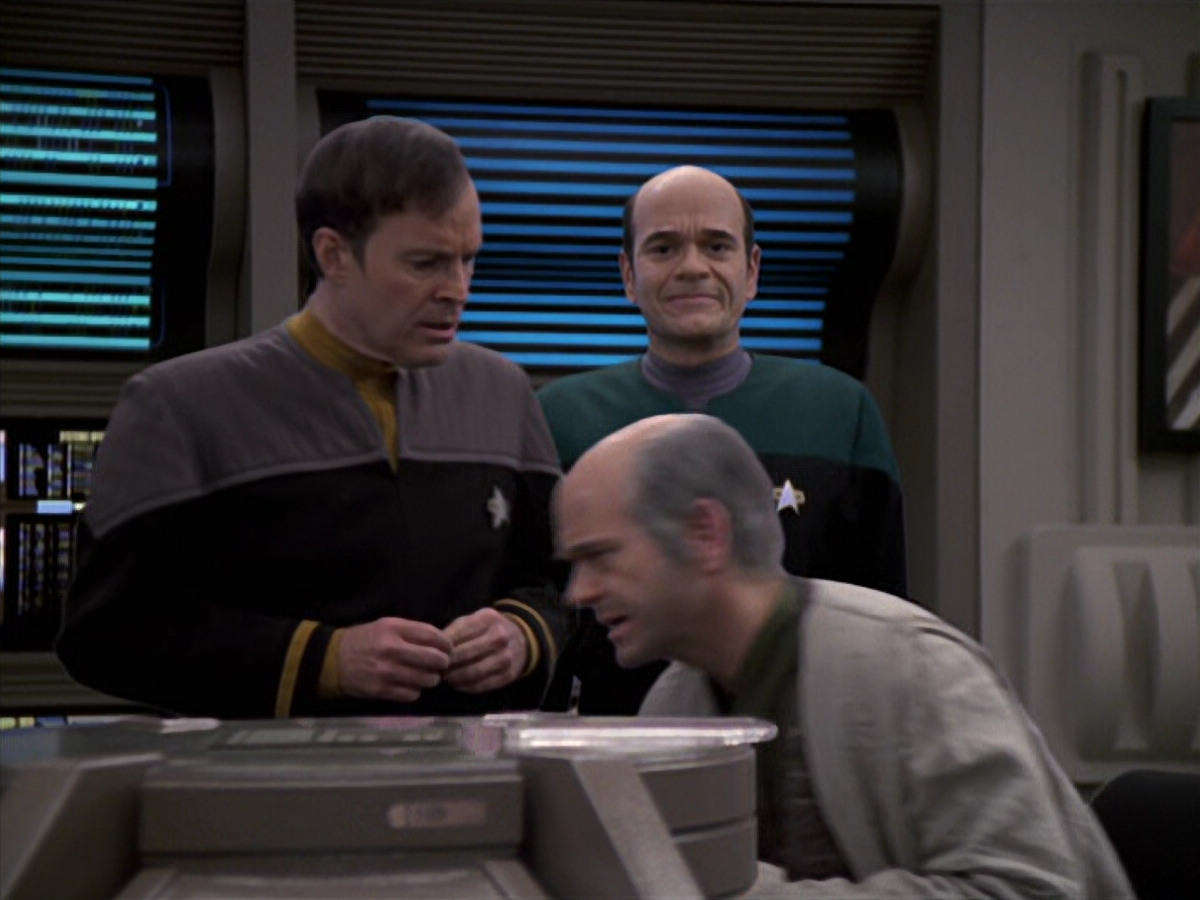 extant_StarTrek_VOY_6x24-LifeLine_01172.jpg