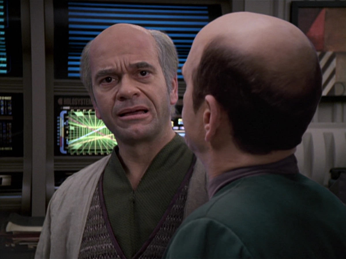 extant_StarTrek_VOY_6x24-LifeLine_01205.jpg