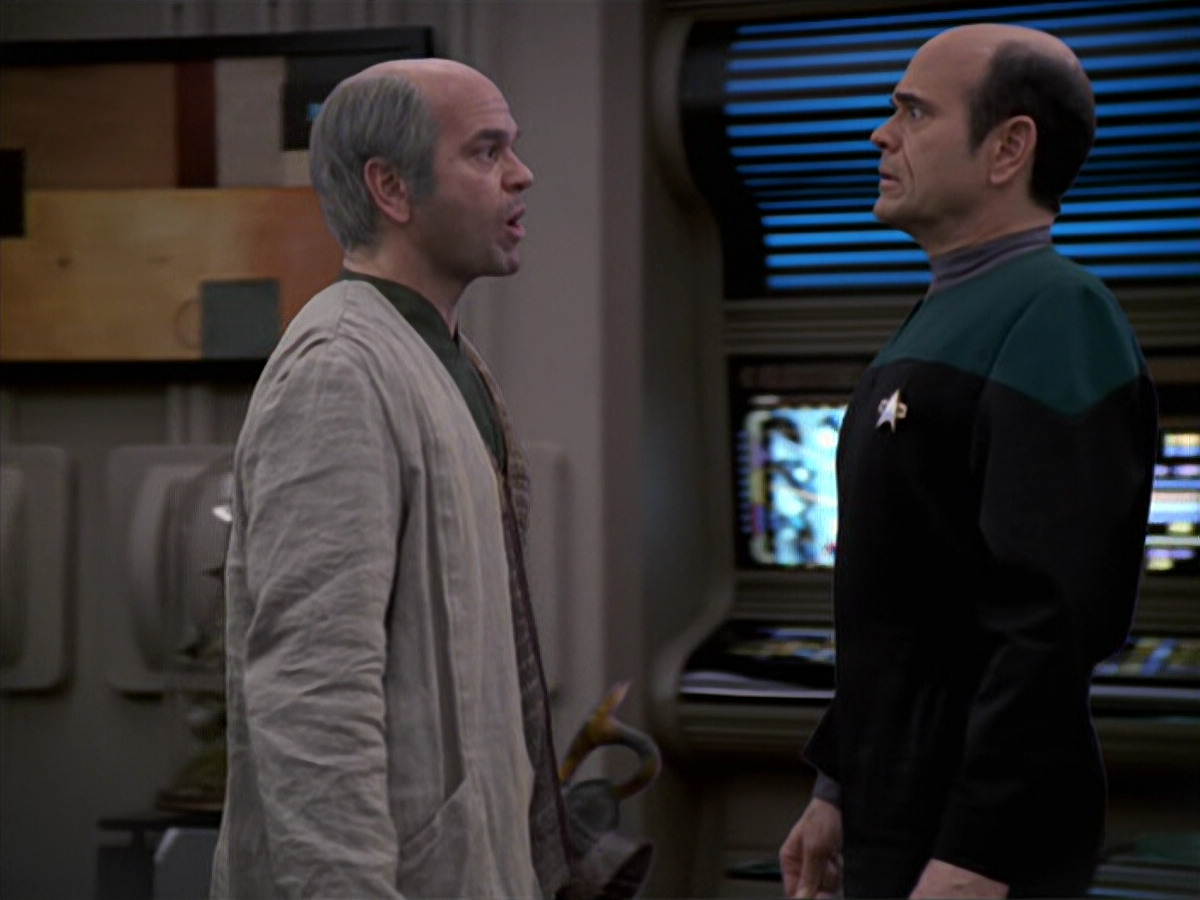 extant_StarTrek_VOY_6x24-LifeLine_01224.jpg