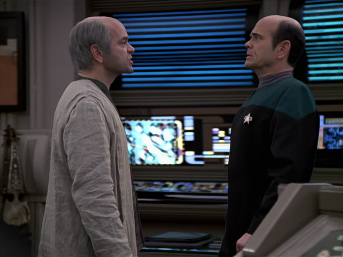 extant_StarTrek_VOY_6x24-LifeLine_01225.jpg