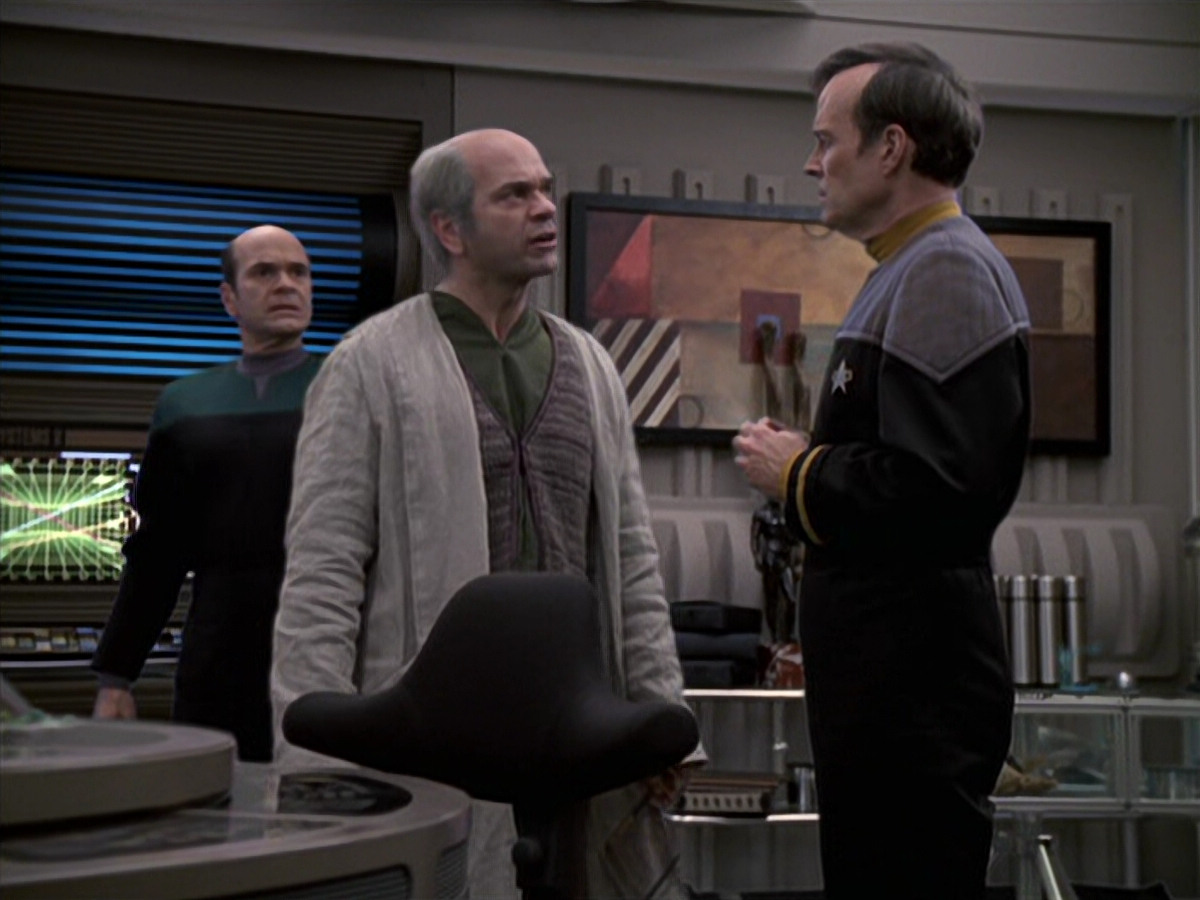 extant_StarTrek_VOY_6x24-LifeLine_01235.jpg