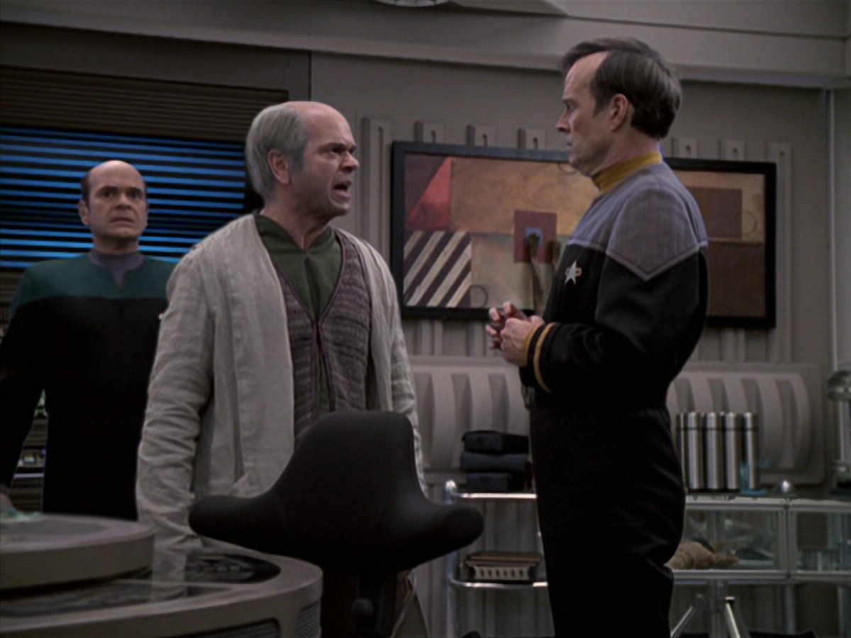 extant_StarTrek_VOY_6x24-LifeLine_01240.jpg