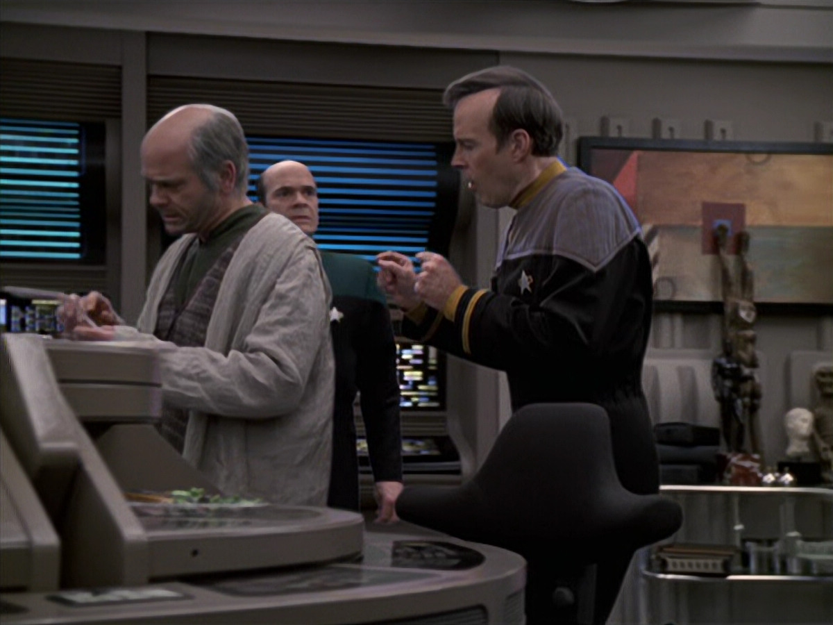 extant_StarTrek_VOY_6x24-LifeLine_01244.jpg