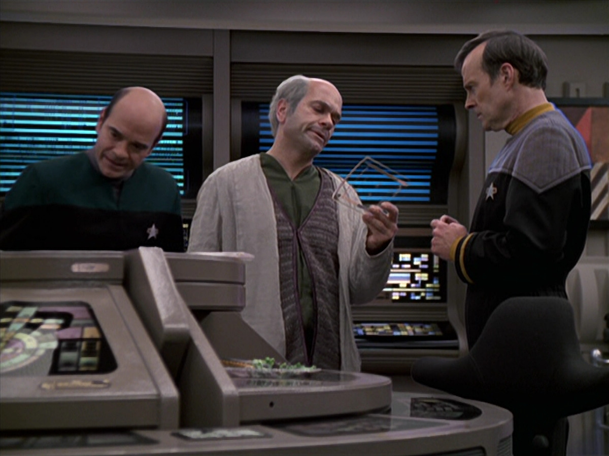 extant_StarTrek_VOY_6x24-LifeLine_01301.jpg