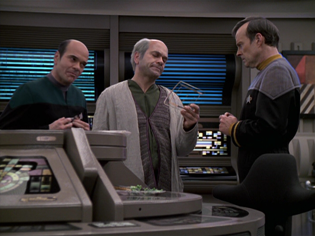 extant_StarTrek_VOY_6x24-LifeLine_01304.jpg