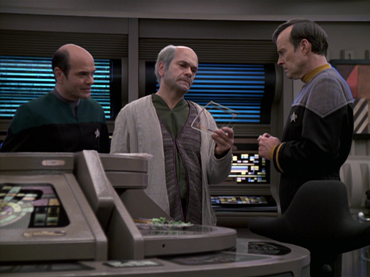 extant_StarTrek_VOY_6x24-LifeLine_01307.jpg