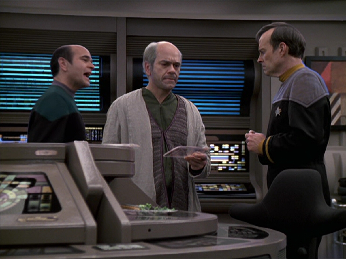 extant_StarTrek_VOY_6x24-LifeLine_01311.jpg