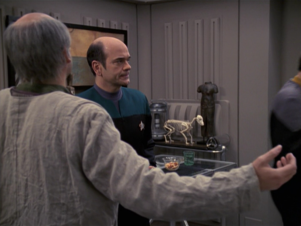 extant_StarTrek_VOY_6x24-LifeLine_01327.jpg