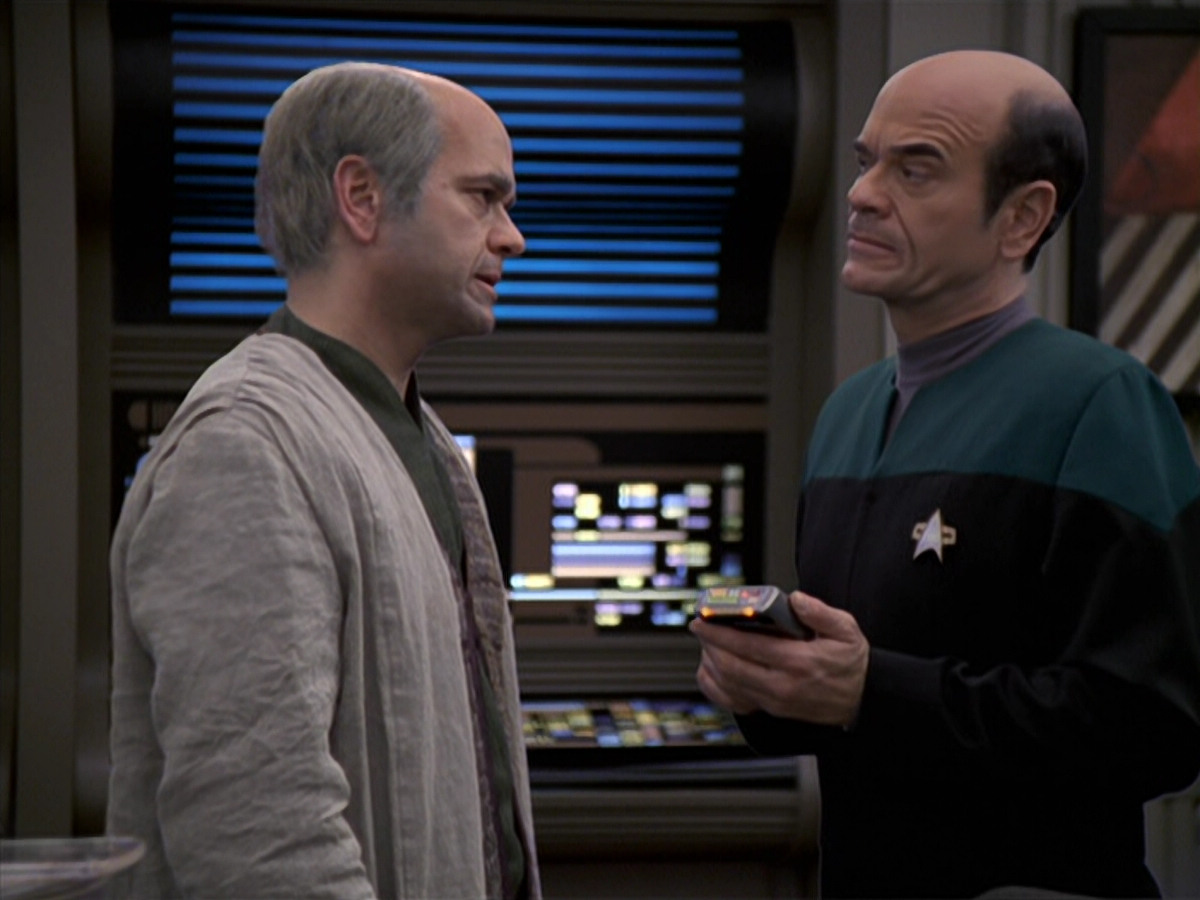 extant_StarTrek_VOY_6x24-LifeLine_01361.jpg
