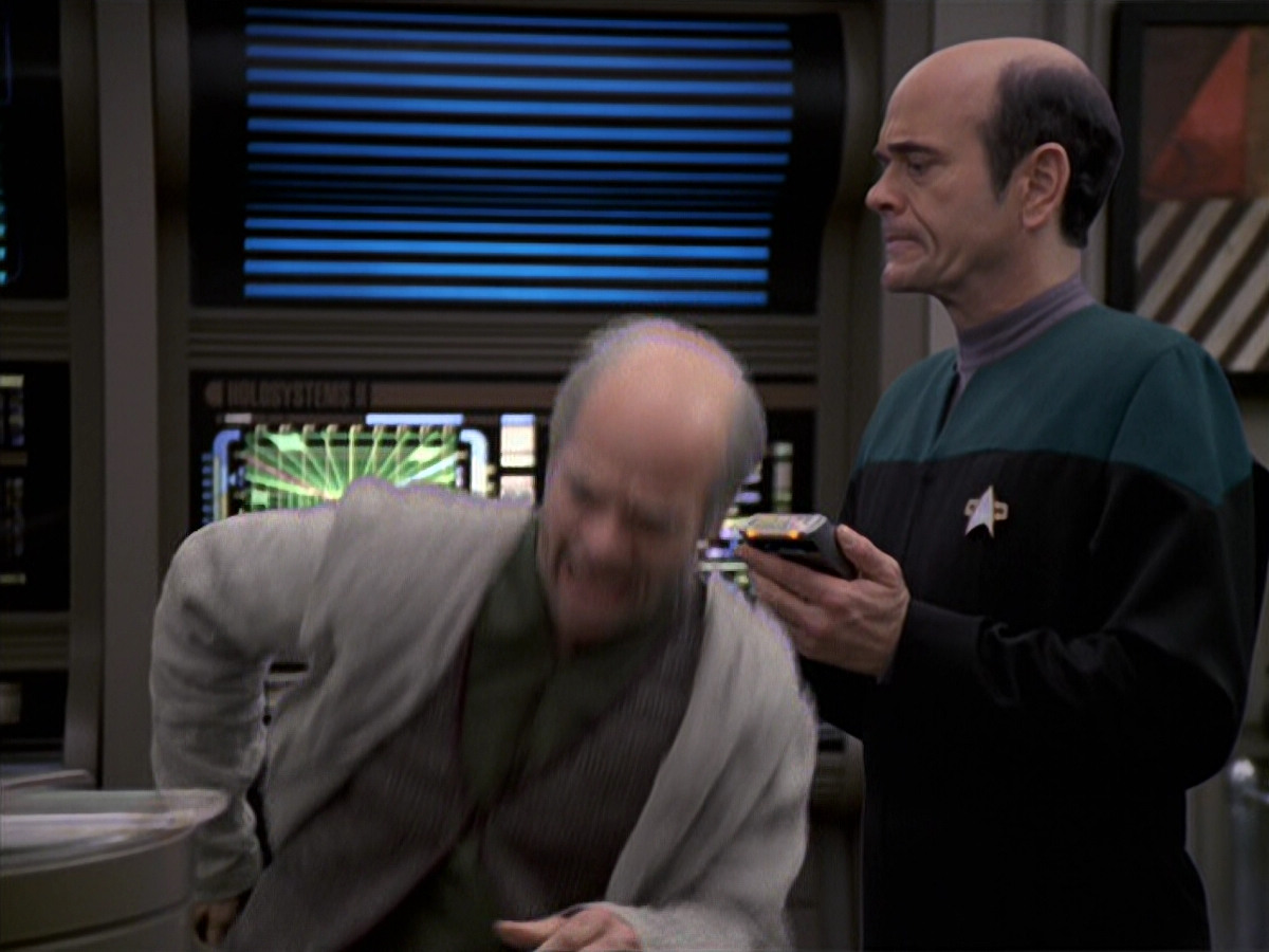 extant_StarTrek_VOY_6x24-LifeLine_01378.jpg