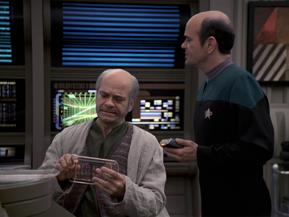 extant_StarTrek_VOY_6x24-LifeLine_01380.jpg