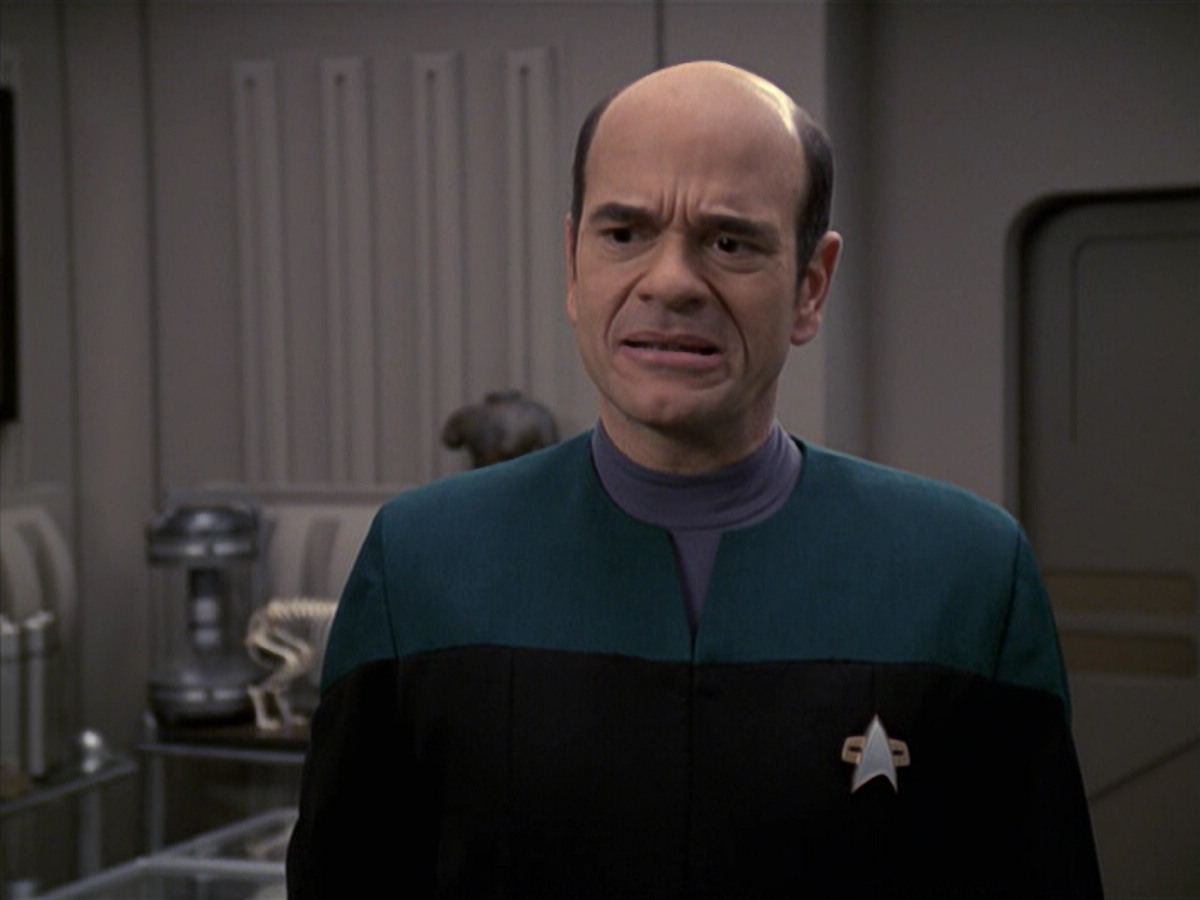 extant_StarTrek_VOY_6x24-LifeLine_01391.jpg